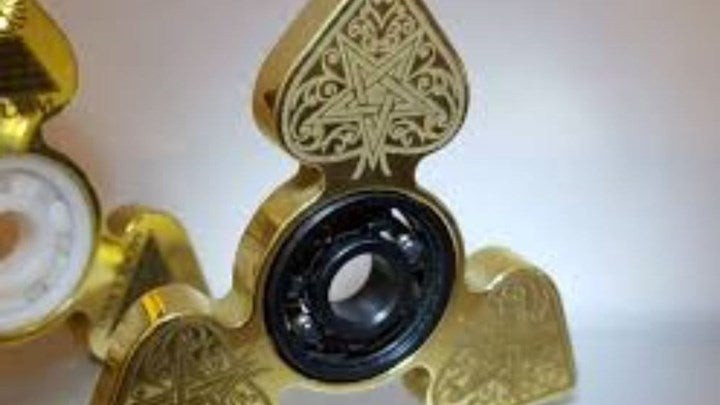 Fidget spinners – Γιατί τα αποκαλούν «παιχνίδια του Σατανά»